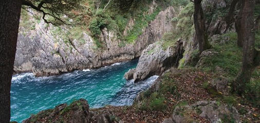 Costa del Cantábrico, mar cantábrico, rocas y costa quebrada, Cantabria