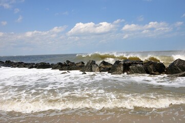 Fototapeta na wymiar Ocean waves crashing over rocks