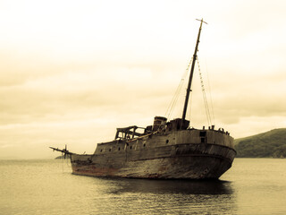 Old whaler on the sea background - obrazy, fototapety, plakaty