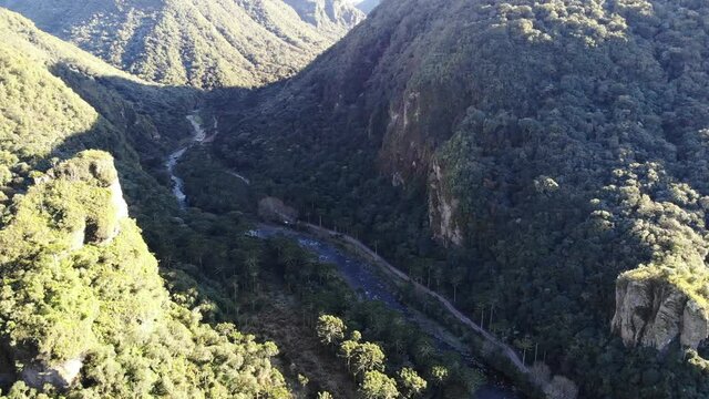 Imagem aérea da Serra Catarinense, Vale do Rio Canoas, Pedra da Águia.