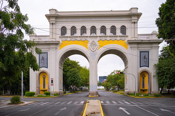 Fototapeta na wymiar Arco de Guadalajara en la avenida Vallarta.