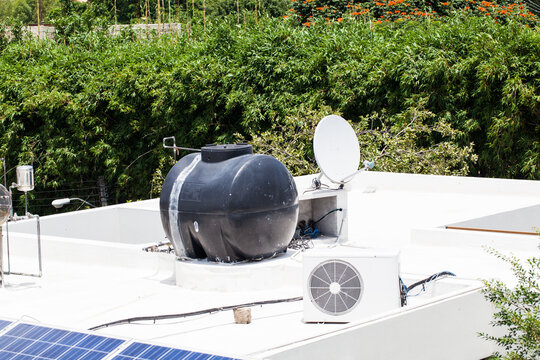 Tinaco y paneles solares en un techo