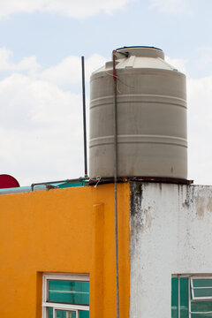 Tinaco en un techo de una casa
