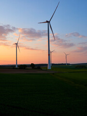 Windkraftanlagen im Abendlicht, Landkreis Schweinfurt, Unterfranken, Franken Bayern, Deutschland