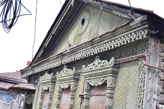 The guardian of the Slavic tribe Vyatichi in the Oryol region for a wooden house, mid-19th century - when decorating three windows and a protective wind board, a complex ornament in the form of deep w