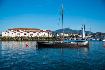 Fototapeta na wymiar Barco en San Juan de Luz 