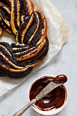 Naklejka premium Estonian Kringle. Brioche with poppy and chocolate. Wreath. Baking, national pastries. Babka.