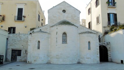 Fototapeta na wymiar Chiesa La Vallisa dell'XI secolo collegata al convento dei Benedettini in piazza Ferrarese a Bari, sud Italia