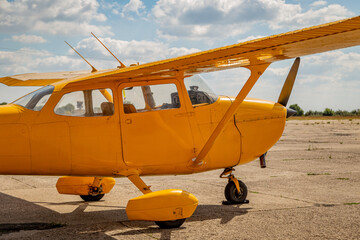Cessna jaune