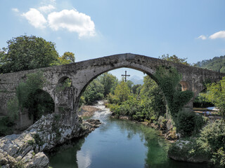 Fototapeta na wymiar bridge over the river Sella 