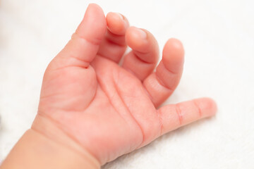 幼い赤ちゃんの手