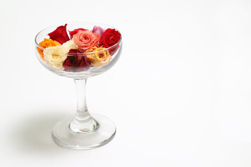 カクテルグラスに入れた薔薇の花首