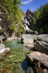 Fototapeta premium l'eau limpide d'une rivière avec une cascade en arrière plan