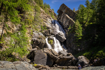 une cascade entre de gros rochers