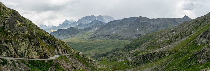 Fototapeta na wymiar vue panoramique sur une chaîne de montagne avec une route