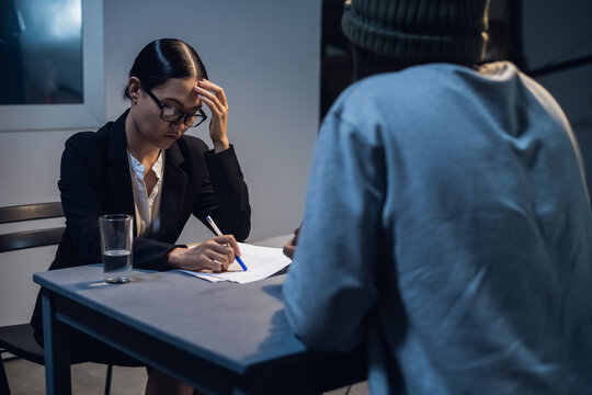 The Suspect And His Lawyer Are Considering A Case Management And Defense Strategy For Appearing In Court.