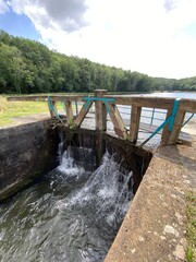 Obraz premium Ecluse du canal du nivernais en Bourgogne