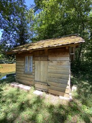 Cabane en bois près d'un lac, Bourgogne