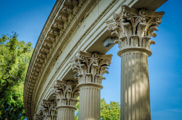 Columna estilo romana. Edificación. Arquitectura antigua.