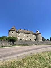 Château médiéval en bord de route, Bourgogne