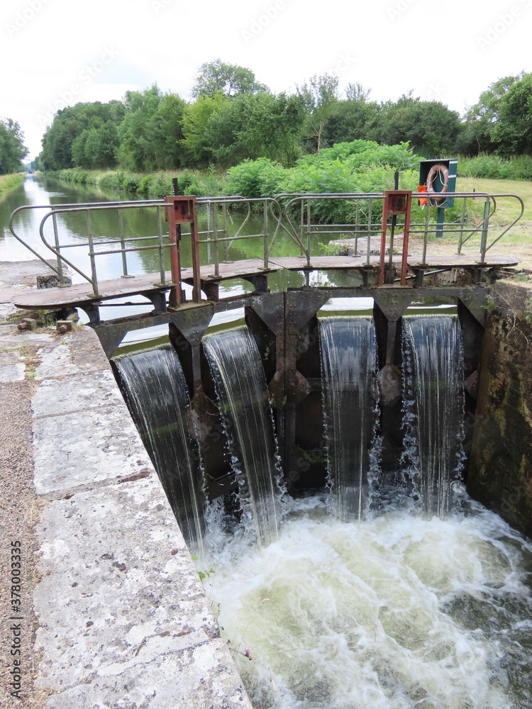 Poster Ecluse sur le canal du nivernais en Bourgogne