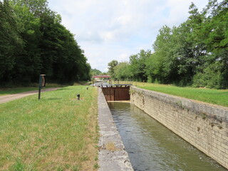 Ecluse sur le canal du nivernais en Bourgogne