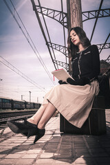 Mujer esperando el tren