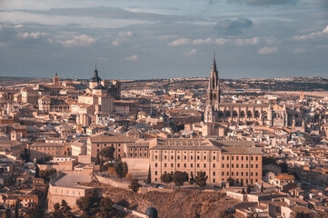 Vista de Toledo en Castilla La Mancha al atardecer, el Alcazar de Toledo y la Catedral sobresalen...