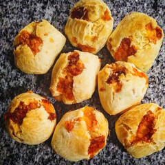 Typical food from Argentina, Uruguay and Paraguay. ideal for breakfast and afternoon tea if you want to taste a classic. Filled with Sardo cheese and melted pategras. representative of our customs