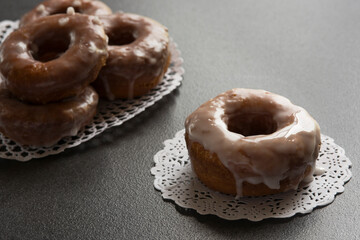 Donas glaseadas en fondo negro
