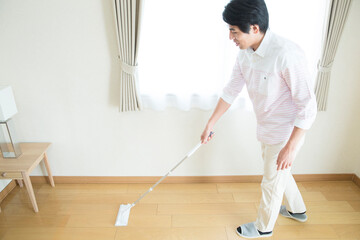 床掃除をする男性