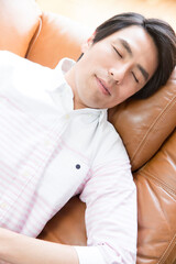 ソファで眠る男性