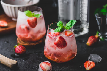 Straberry cocktails with gin and tonic