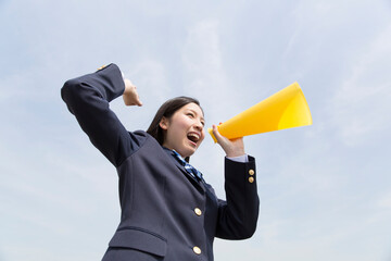 応援をする女子高校生