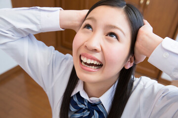 頭を抱える女子高校生