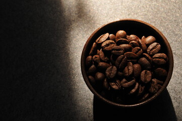 夕陽があたるテーブルに置かれた陶器に入った
コーヒー豆です。