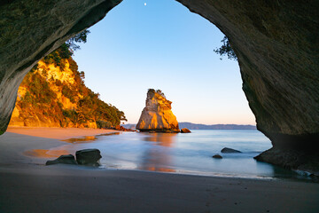 Zonsopgang bij Cathedral Cove op het schiereiland Coromandel, Nieuw-Zeeland