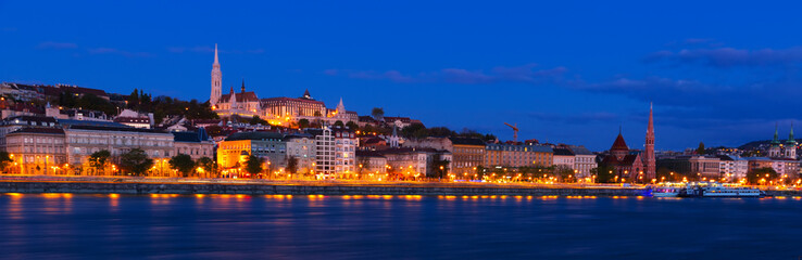 Obraz premium Image of view on Matthias Church and Fisherman Bastion in Budapest.