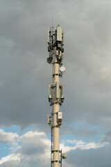 Obraz premium RF Communication tranmission towers under cloudy sky
