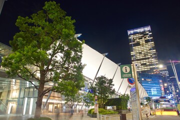 東京駅八重洲口夜景　グランルーフ
高速バス乗り場　タクシー付け待ち場所　
歩道の木