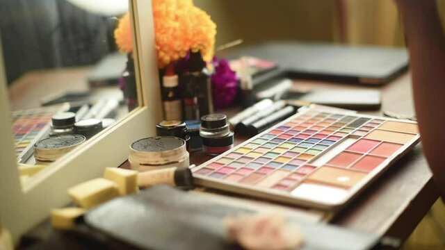 maquillaje catrina brochas sombras mano latina