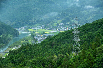 山間の送電線