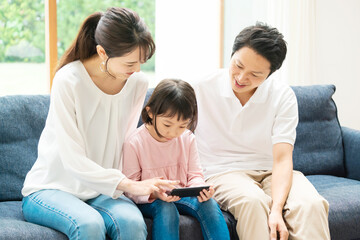 スマホで動画を見る家族　スマホ育児