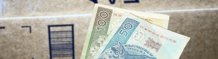 Ein Paket und Geld Polnische Zloty PLN