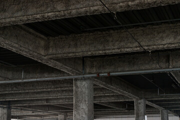Fototapeta na wymiar 古くて汚い駐車場の屋根の構造