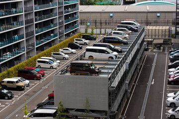 マンションの敷地内の立体駐車場の風景