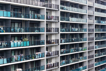 外から見た日本の住宅地のマンションの風景