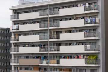 Fototapeta na wymiar 外から見た日本の住宅地のマンションの風景