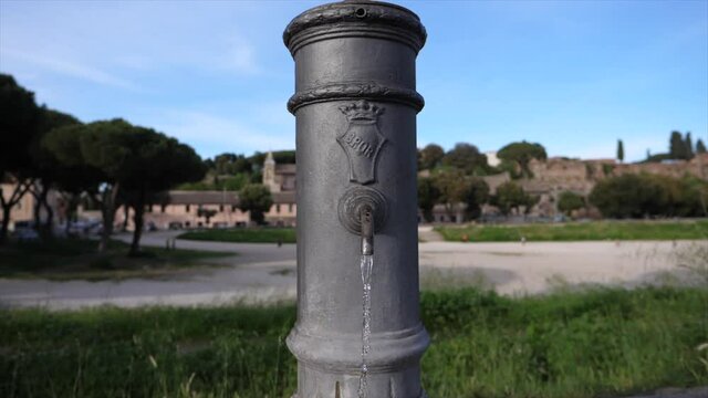 Classica fontana di Roma detta Nasone. ripresa stabilizzata al CIRCO MASSIMO