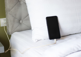 Mobile phone Charging the battery on the mattress. Possible dangers from tapping the batteries on the mattress